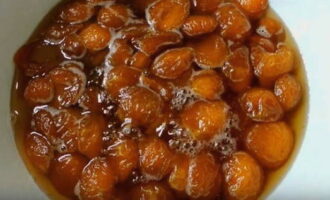 Over medium heat, bring the jam to a boil, skim off the foam and simmer over low heat, stirring occasionally, for an hour. During this time, the syrup will become thick and acquire a beautiful golden color.