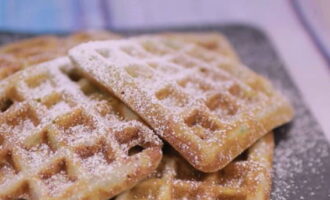 Waffle makinesinde tatlı kabaklı waffle'lar hazır. Servis yapın, pudra şekeriyle süsleyin ve tadını çıkarın!