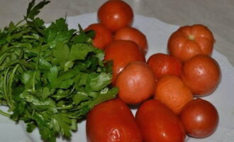 Tvätta tomaterna och persiljan. Vi maler dem också genom en köttkvarn.