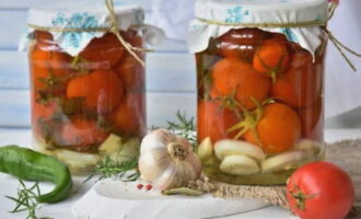 Sweet canned tomatoes are ready for the winter. Can be stored in a cool place.