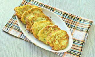 Unang ilipat ang masarap na zucchini at patatas na pancake na inihanda sa isang kawali sa mga napkin ng papel upang alisin ang labis na mantika, at pagkatapos ay ihain para sa almusal, pagdaragdag ng kulay-gatas. Bon appetit! 