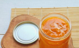 We wash the jars in warm water with baking soda and sterilize them using a suitable method. Fill dry, clean jars with apricot jam. Using a seaming machine, roll up with sterile lids.