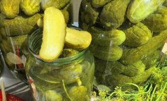 Pickled cucumbers in 3-liter jars with vinegar are ready for the winter. Take it away for storage.