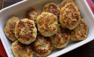 Minced chicken cutlets with zucchini in a frying pan are ready. Help yourself!