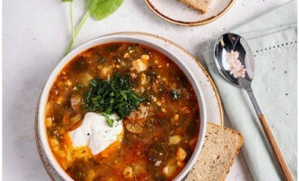 Hæld den aromatiske grønne borscht i portionsanretninger og smag til med creme fraiche – nyd. God appetit! 