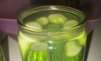 Fill the cucumbers with cold brine. Close with nylon lids.