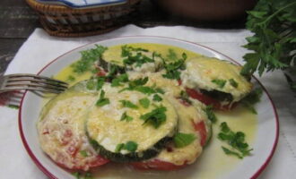 Zucchini casserole with cheese and tomatoes in the oven is ready. Divide into portions and serve!