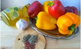 To prepare dried peppers for the winter, you need to prepare the main ingredients. We thoroughly wash the juicy vegetables and remove the moisture with towels.