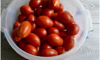 Norėdami žiemai paruošti saulėje džiovintus pomidorus daržovių džiovykloje, jums reikės stipraus kremo pomidorų. Pomidorus gerai nuplaukite.