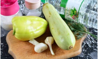 Zucchini med peberfrugt er nemt og nemt at forberede til vinteren. Placer alt hvad du har brug for på arbejdsfladen.