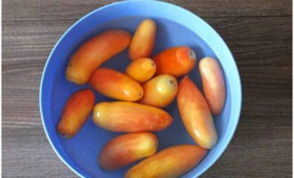 Sediakan sos Sugo dengan selasih untuk musim sejuk. Bilas tomato dan tuangkan air mendidih selama 10-15 minit.