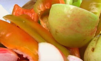 Para preparar adjika con manzanas para el invierno, debes preparar los ingredientes de acuerdo con la lista. Lavamos tomates, manzanas, pimientos dulces y amargos. Retire la piel de las zanahorias con un analizador y córtelas en rodajas. Cortar el pimiento y limpiar el interior. Cortamos todos los componentes en gajos, quitando primero la caja de semillas y el tallo.