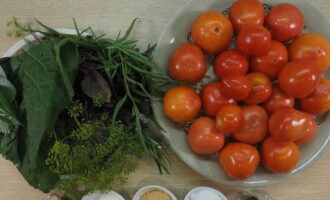 Kalla saltade tomater för vintern förbereds enligt följande: skölj tomaterna och alla nödvändiga örter noggrant under vatten.