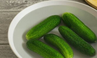 Cucumbers without vinegar for the winter are very easy to prepare! If your cucumbers are not straight from the garden, then wash them and fill them with cold water for several hours. This manipulation will give the fruit a denser texture.