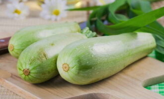 Per preparare le zucchine, come i funghi lattiginosi per l'inverno, sciacquare accuratamente le verdure e le erbe aromatiche sotto l'acqua corrente. Dategli il tempo di asciugarsi.