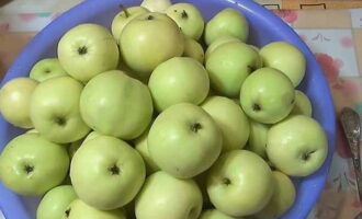 How to prepare Antonovka apples for the winter? First you need to rinse the fruits under water.