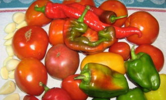 To prepare tomato fire for the winter, thoroughly wash the tomatoes and both types of peppers.Dry with a towel. Peel the garlic from the top layer.