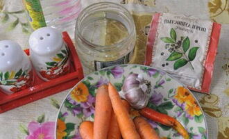 To prepare pickled carrots for the winter in jars, you need to prepare the ingredients. We choose small, young fruits so that they fit entirely in the jars.