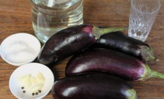 Per preparar albergínies en escabetx per a l'hivern en pots, prepara els ingredients i comença a cuinar!