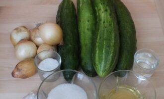 Preparem cogombres per a la sopa d'escabetx per a l'hivern. Col·loqueu el conjunt d'aliments a la superfície de treball.