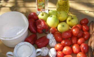 Untuk menyediakan adjika dengan epal dan tomato untuk musim sejuk, ukur jumlah sayur-sayuran yang diperlukan, bilas setiap buah dengan teliti di bawah air yang mengalir dan biarkan masa kering.