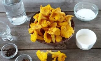 Pickled chanterelles are easy to prepare for the winter! We put everything we need on the desktop.