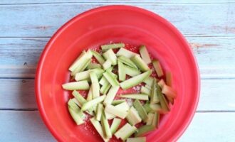 Preparare un'insalata di zucchine fresche. Sciacquare la verdura e tagliarla a cubetti di media grandezza, salare e, dopo aver mescolato, lasciare agire per 15 minuti. Se il frutto è grande, rimuovere la pelle.