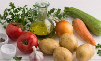 Antes de empezar a guisar el guiso de verduras sin carne, prepara todos los ingredientes del plato. Su proporción es opcional, puedes cambiarlas como desees, pero elige verduras frescas. Límpielos y enjuáguelos inmediatamente.