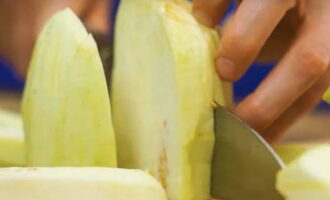 Caramelized eggplants with a crispy crust are very easy to prepare. Peel the vegetable and cut into cubes.