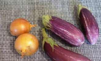 As berinjelas, assim como os cogumelos, são muito fáceis de preparar. Vamos preparar os ingredientes necessários.