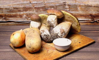 Para preparar champiñones porcini, prepara los ingredientes.