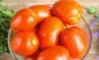 La pasta de tomate hecha de tomates para el invierno es fácil de preparar en casa. Lavamos bien 2 kg de tomates carnosos y procedemos directamente al proceso.