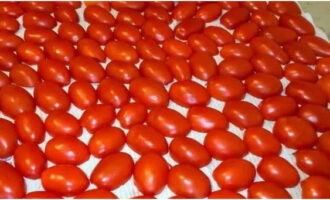 Los tomates secados al sol en aceite para el invierno quedarán deliciosos si eliges los tomates adecuados. Enjuáguelos bien con agua fría. Luego se corta en mitades y es recomendable quitarle las semillas con una cucharadita. Coloque las mitades de tomate sobre una toalla limpia, con el lado cortado hacia abajo y déjelas durante 2 horas para quitar parte del jugo.