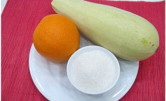 Como preparar uma deliciosa geléia de abobrinha e laranja para o inverno? Prepare, conforme a receita, o volume necessário de abobrinha, laranja e açúcar.