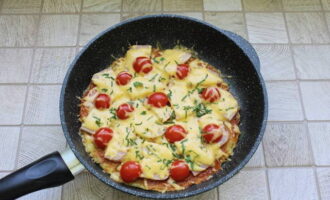 Place the frying pan on the stove again and, covering it with a lid, wait for the cheese to melt. Sprinkle the appetizing dish with chopped herbs.