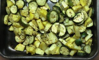 Zucchini yang dibakar dengan kentang dalam ketuhar sudah siap!