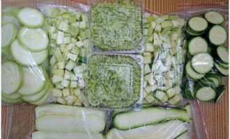 Kami mengeluarkan persediaan zucchini untuk membekukan. Kami menyimpannya di dalam peti sejuk sehingga kami bersedia untuk memasak sesuatu. Sehari sebelum memasak, keluarkan bahan kerja dan nyahbekukannya di dalam peti sejuk. Selamat menjamu selera!