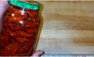 Sun-dried tomatoes prepared for the winter in the oven in oil, cover tightly with lids and store in the refrigerator. Good luck and delicious preparations!