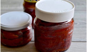 Sigillare i barattoli con coperchi sterili. Riporre in frigorifero per un paio di giorni in modo che i pomodori siano ben saturi di olio ed erbe aromatiche.