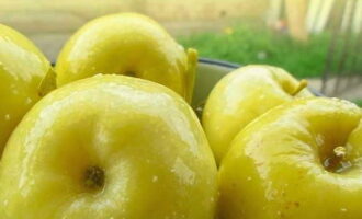 Soaked Antonovka apples are ready for the winter.