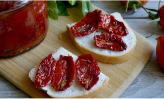 Hidangkan tomato kering dengan roti segar atau panggang. Selamat menjamu selera!