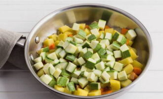 Transfiérelo a las verduras y cocina a fuego lento durante otros 5 minutos, revolviendo todo con cuidado para que los cubos de verduras conserven su forma.