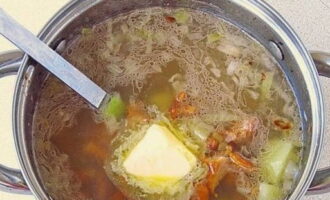 Desligue o fogo e acrescente um pedaço de manteiga à sopa para um sabor mais delicado.