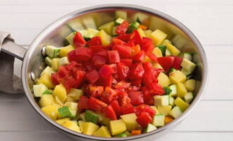 Por último, corta los tomates en cubos medianos y agrégalos al resto de las verduras. Cubra la sartén con una tapa y cocine a fuego lento el guiso hasta que esté cocido. Son los tomates los que aportarán mucho jugo para guisar verduras.