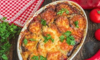 A berinjela italiana ao parmigiano de acordo com a receita clássica está pronta. Fique a vontade!