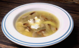 Vierta la aromática sopa en tazones para servir. Sazone con crema agria y espolvoree con pimienta molida.¡Buen provecho!