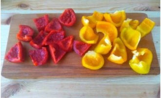 Cut clean peppers into segments, removing cores and stalks.