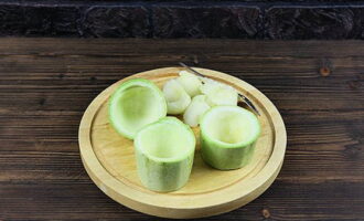 Using a teaspoon, scoop out the pulp of each piece of zucchini.Finely chop the pulp.