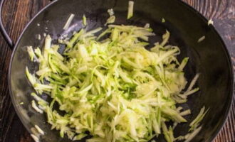 We wash the zucchini and grate it on a grater with medium teeth. If necessary, squeeze out the liquid.