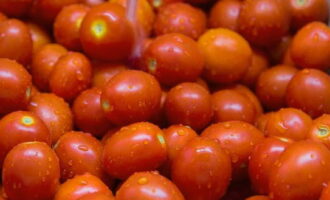 Choose small, neat tomatoes without damage. We wash them under water.